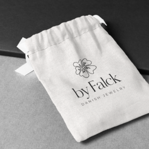 Lille pose med byFalck - Danish Jewelrys nye logo trykt på